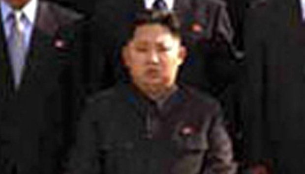 30/9/2010. Nordkoreas ledare Kim Jong-Il lyfter till slut fram sonen Kim Jong Un som sin arvtagare genom att befordra honom och börja ha med honom vid offentliga framträdanden. Detta är mannen som ska komma att ha makt över Nordkorea och alla deras kärnva