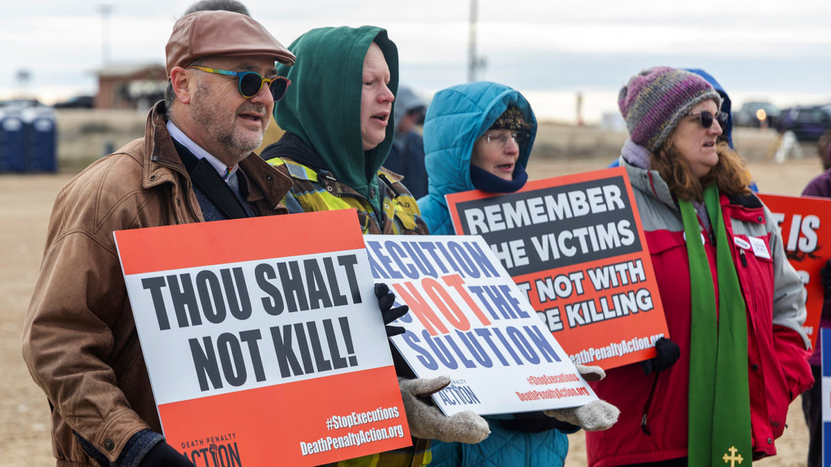 Motståndare till dödsstraffet demonstrerar utanför fängelset i Kuna, Idaho i USA , i samband med en avrättning av en seriemördare som fick avbrytas efter åtta försök att injicera giftet som skulle döda honom.