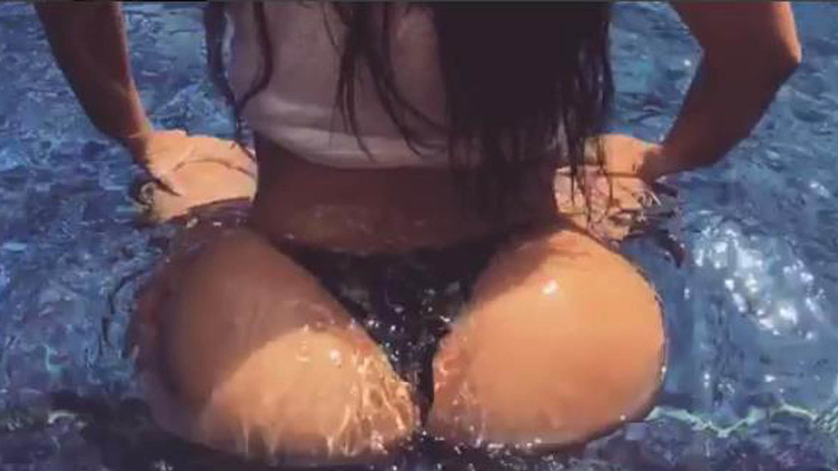 Kim Kardashian i en pool