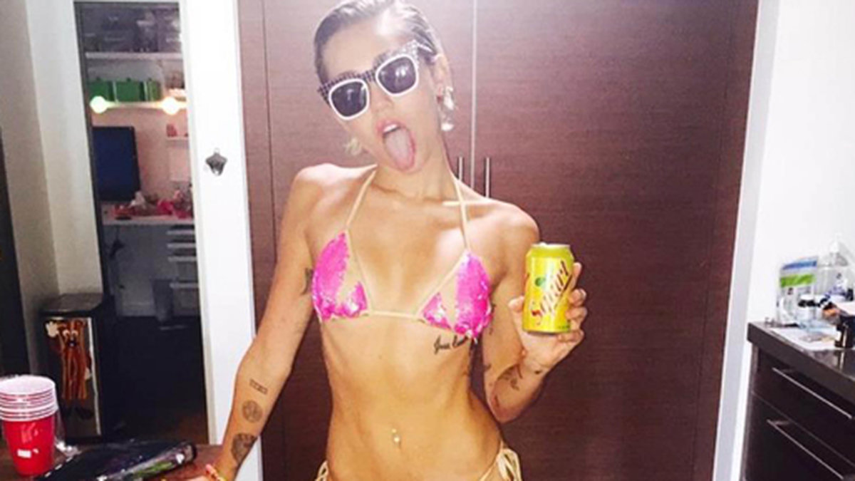 Riktiga Miley Cyrus i bikini.