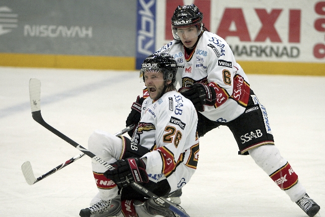 Berglund, till höger i bild, spelade förra säsongen i Luleå. I somras värvades han till Färjestad.