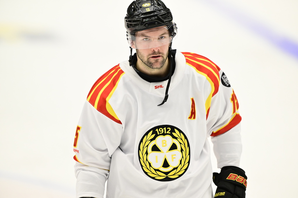 Simon Bertilsson och Brynäs ska spela i hockeyallsvenskan den här säsongen. Arkivbild.