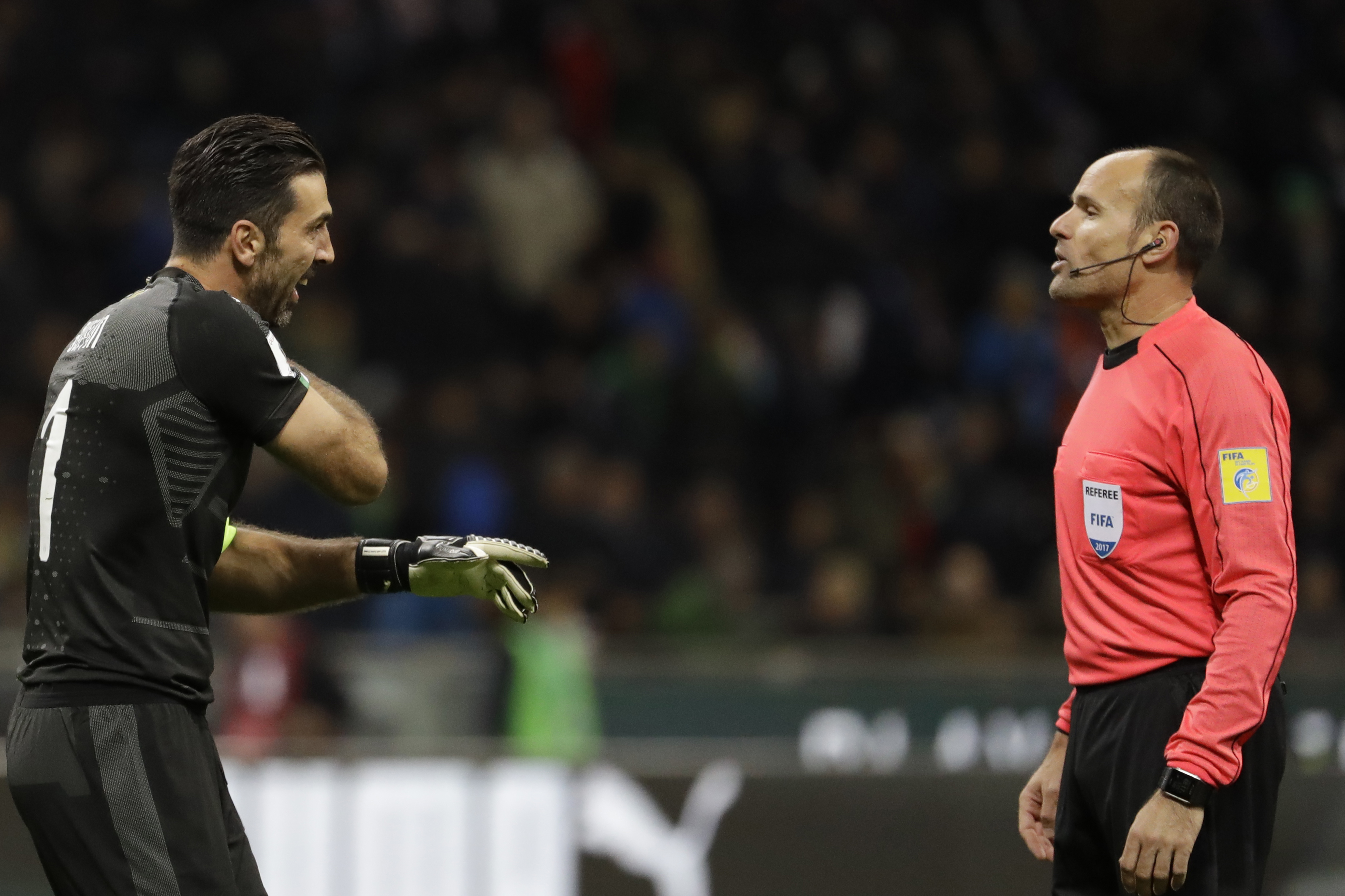 Buffon i samtal med domaren. Buffon i samtal med domaren.