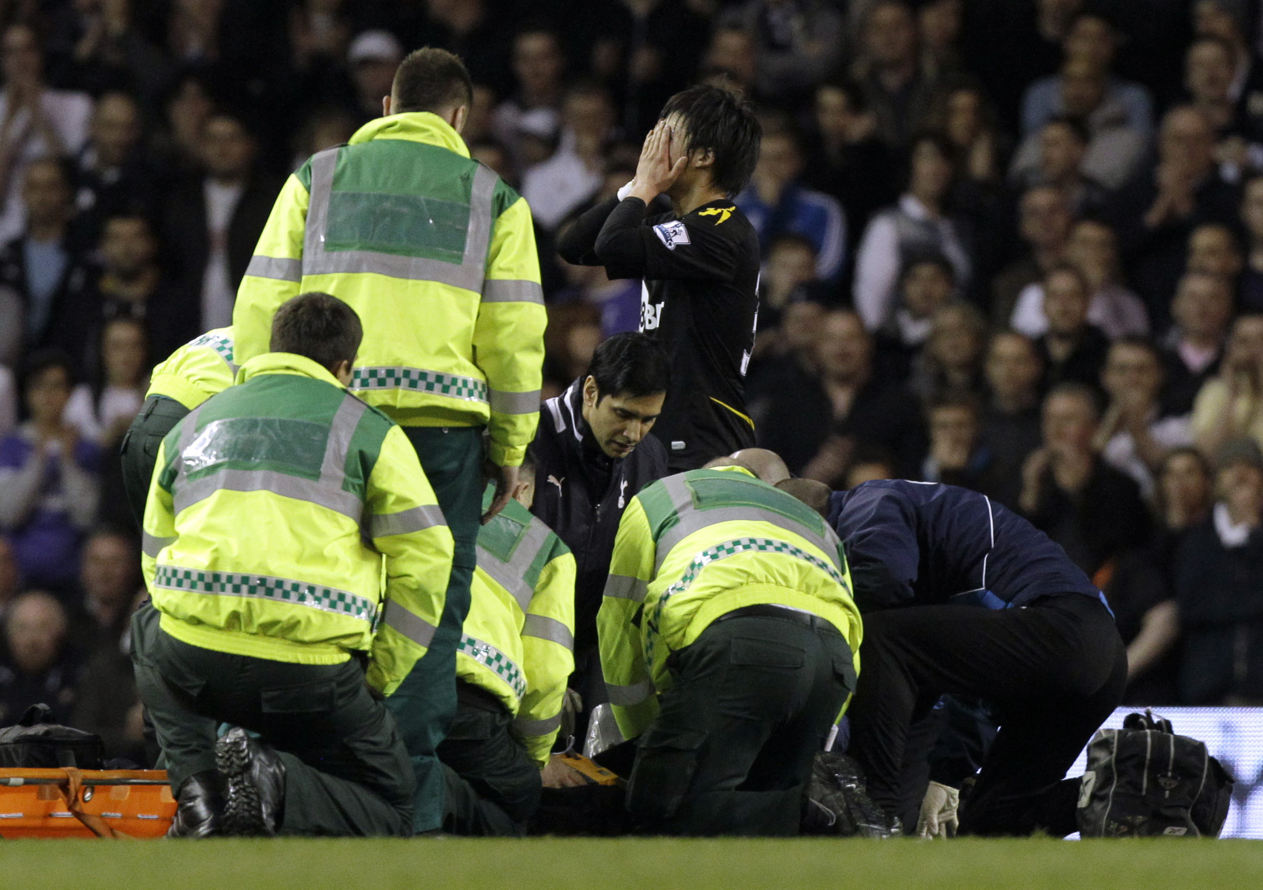 Den 24-årige mittfältaren föll ihop mitt under FA-cupkvartsfinalen mot Tottenham.