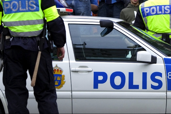 Polisen fortsätter sin jakt mot svenska supportrar.
