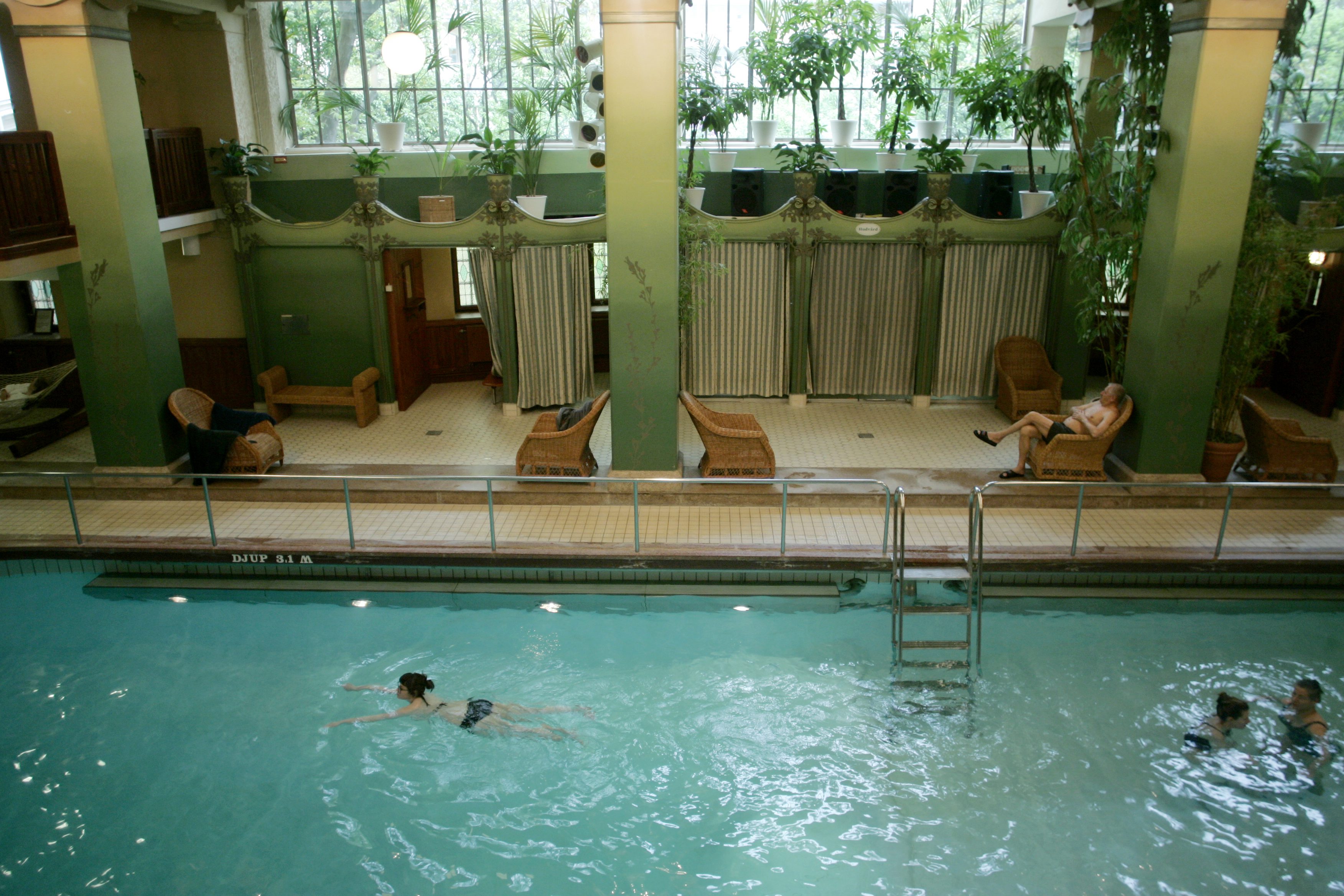 Badhuset Medley i Umeå kommer inte att avvisa kvinnor som badar topless. GENREBILD.