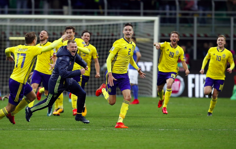 Svensk glädje efter matchen. Svensk glädje efter matchen.