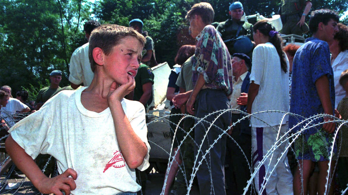 Den här bilden från 1995 visar en ung pojke som är på flykt med sin familj. Mer än 5 000 människor var på flykt från de bosnienserbiska styrkorna. 
