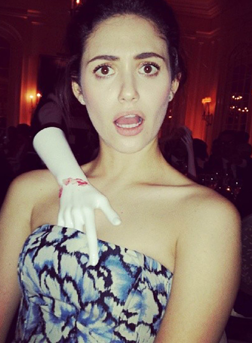 Emmy Rossum har en läskig hand. Emmy Rossum har en läskig hand.