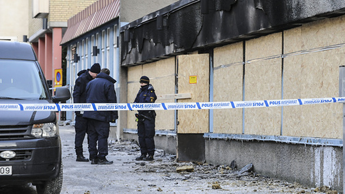 Polis utanför den första moskén som vid 13-tiden på juldagen sattes i brand.