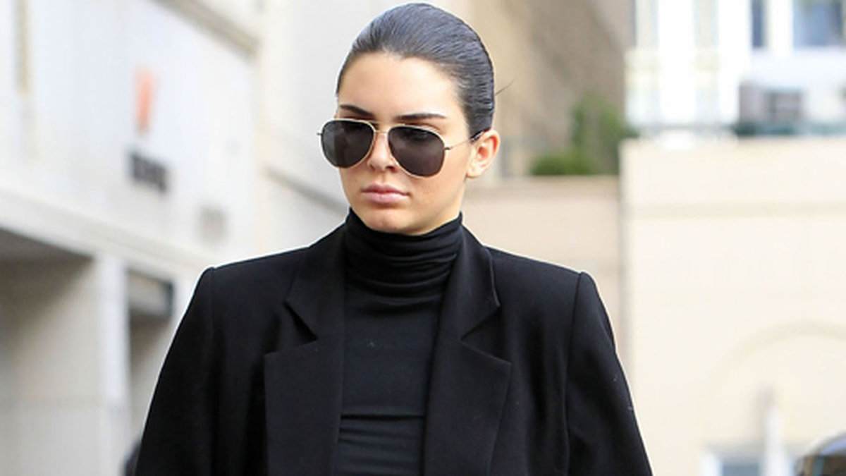 Kendall Jenner är klädd i svart i Beverly Hills.