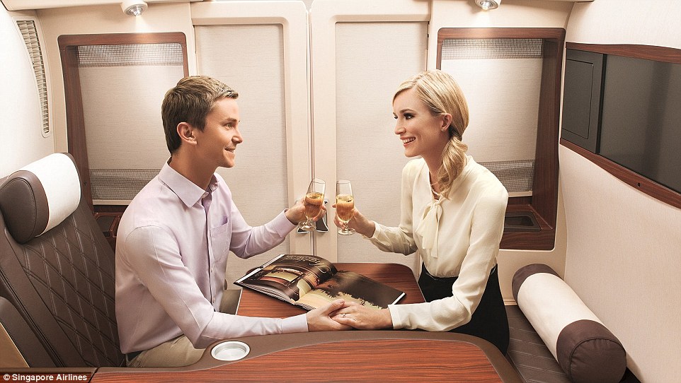 2. Singapore Airlines. Flygbolaget erbjuder privata sviter där personer kan äta tillsammans. De har också extra breda stolar som kan göras om till sängar. Det finns också stämningsbelysning, över 1 000 underhållningskanaler och varje passagerare får en necessär från lyxmärket Ferragamo. 2. Singapore Airlines. Flygbolaget erbjuder privata sviter där personer kan äta tillsammans. De har också extra breda stolar som kan göras om till sängar. Det finns också stämningsbelysning, över 1 000 underhållningskanaler och varje passagerare får en necessär från lyxmärket Ferragamo.