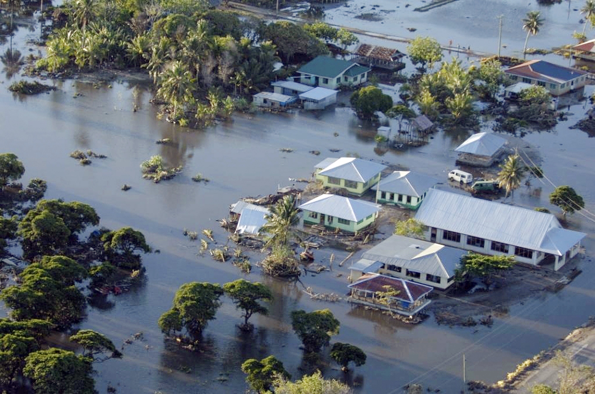 Bilden är från tsunamikatastrofen i Thailand.