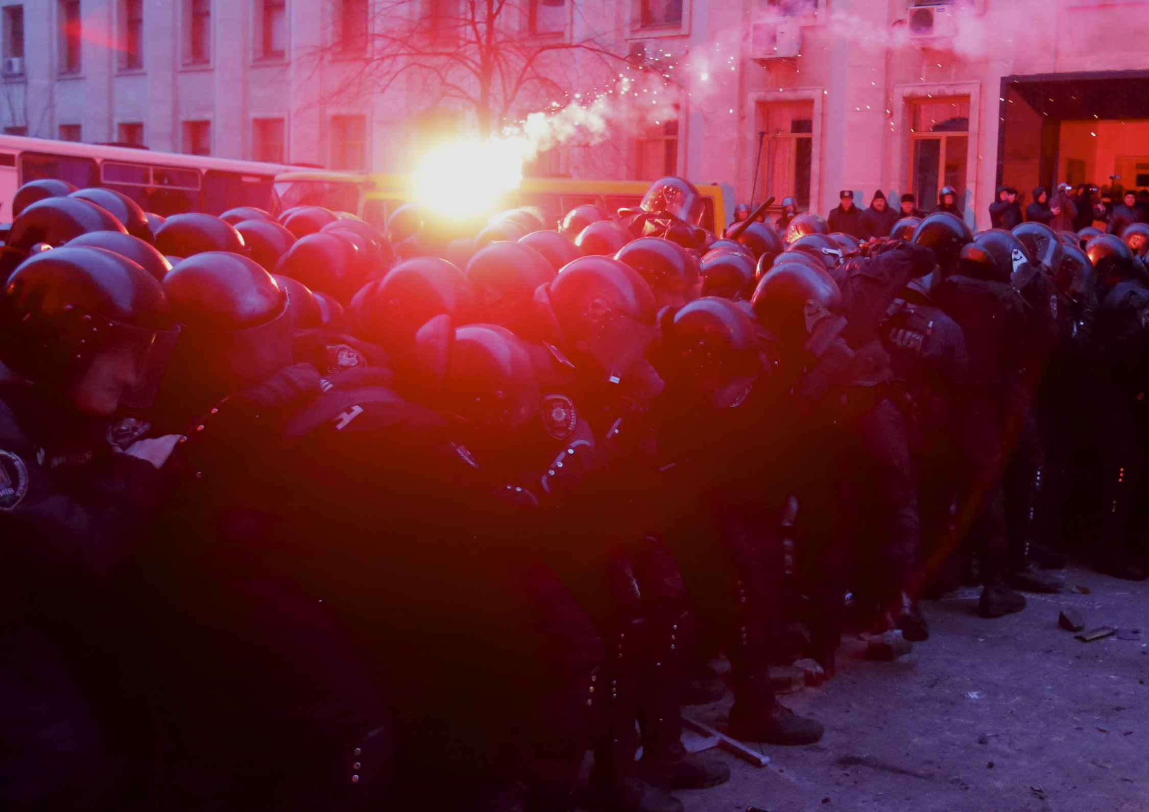 En bengal kastas mot polisen. En bengal kastas mot polisen.