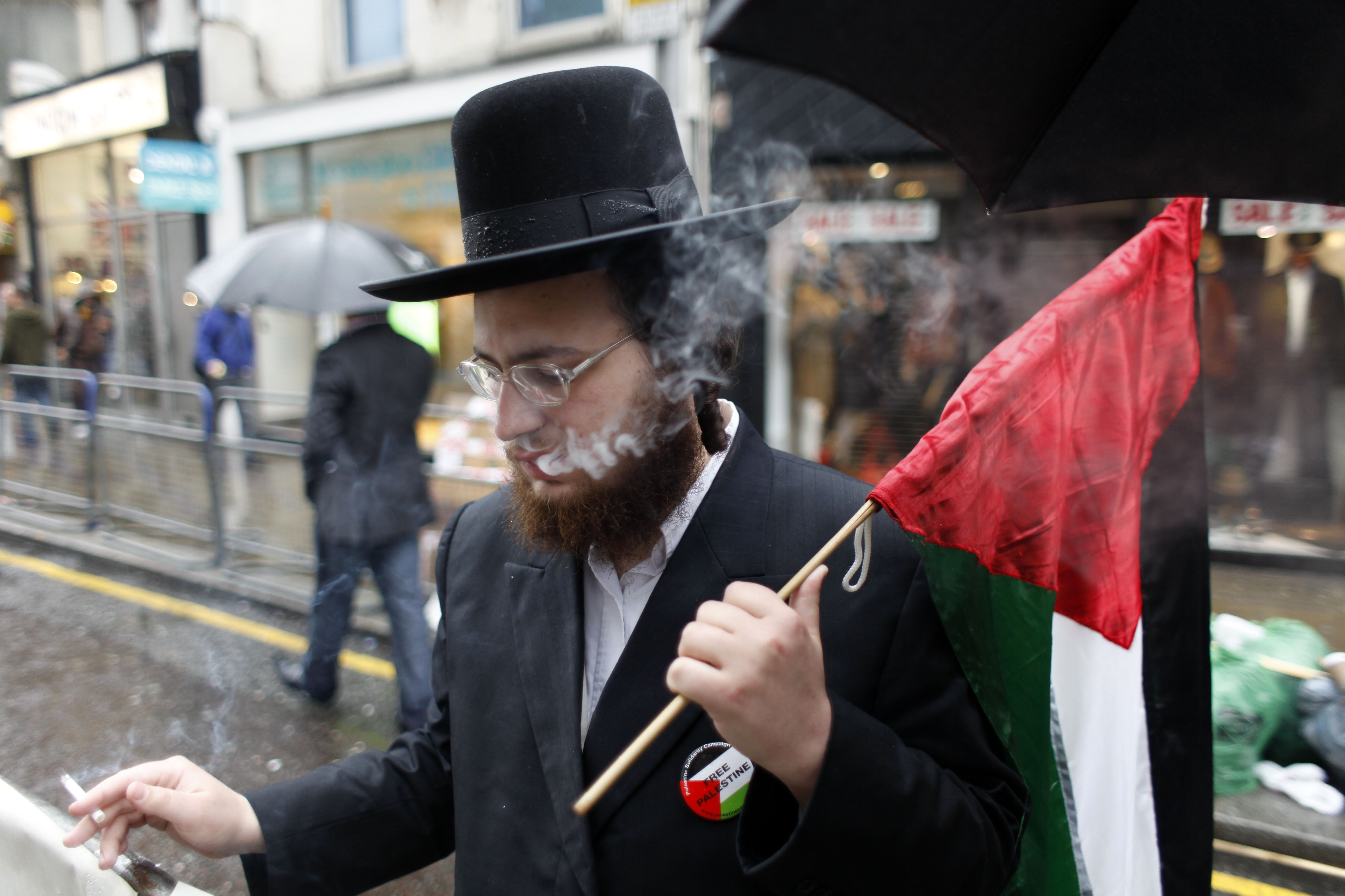 I Amsterdam ska poliserna börja klä sig i traditionella judiska kläder för att locka till sig antisemiter.