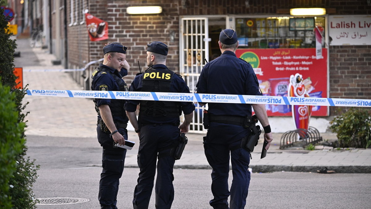Polis på plats på Artillerigatan i Landskrona där en 19-årig man sköts till döds i maj förra året. Arkivbild.