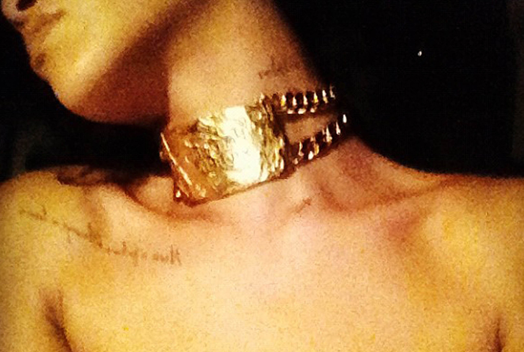 Rihanna har även fått ett maffigt guldsmycke av Chris Brown. Rihanna har även fått ett maffigt guldsmycke av Chris Brown.