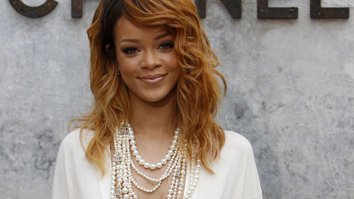 Rihanna poserade glatt för fotograferna. 