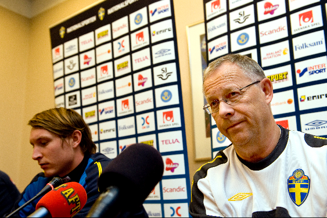 Lagerbäck på presskonferens inför Danmark-Sverige i VM-kvalet 2009 - hans sista match som betydde något.