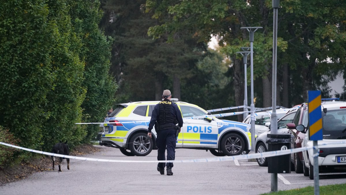 En person död i skottlossningen i Växsjö. Polis på platsen.