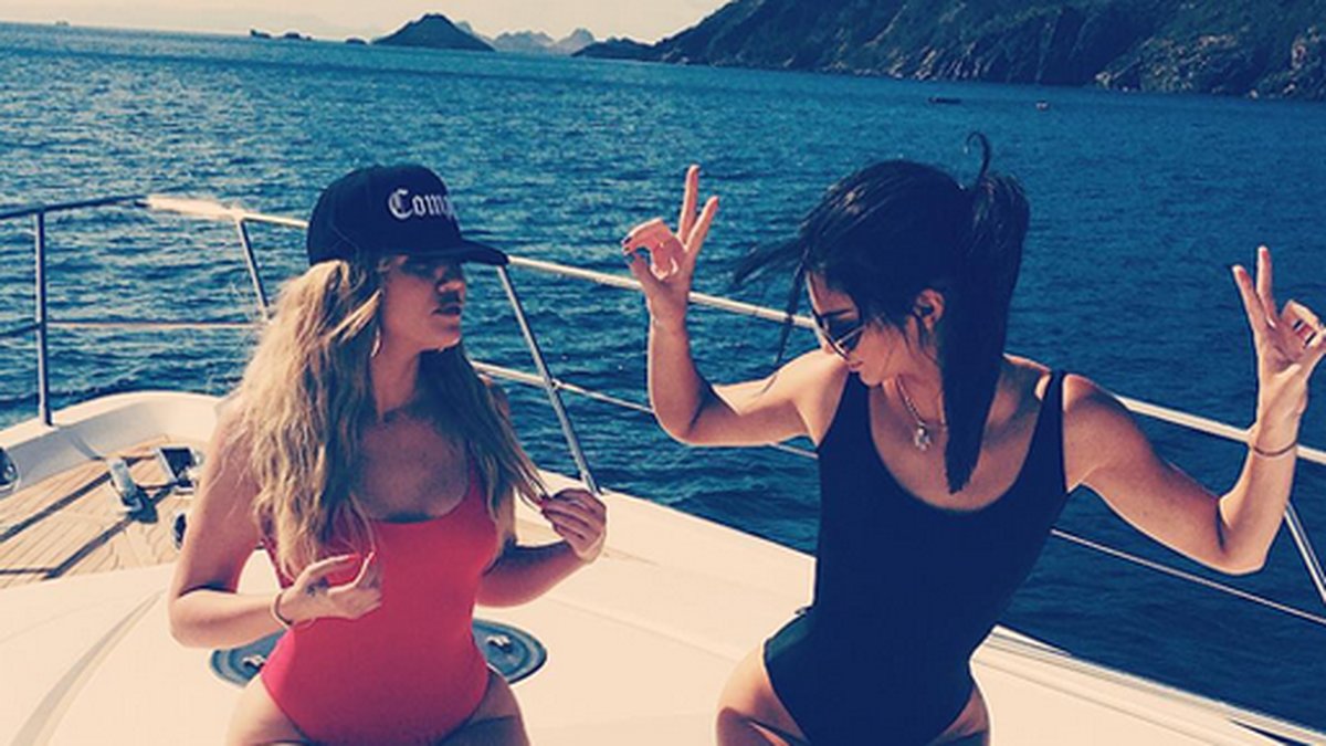 Khloe Kardashian med sin lillasyster Kendall Jenner. 