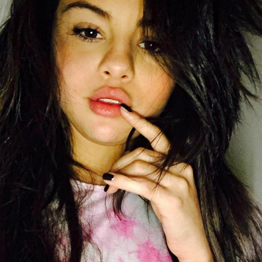Selena Gomez tar en selfie. Selena Gomez tar en selfie.