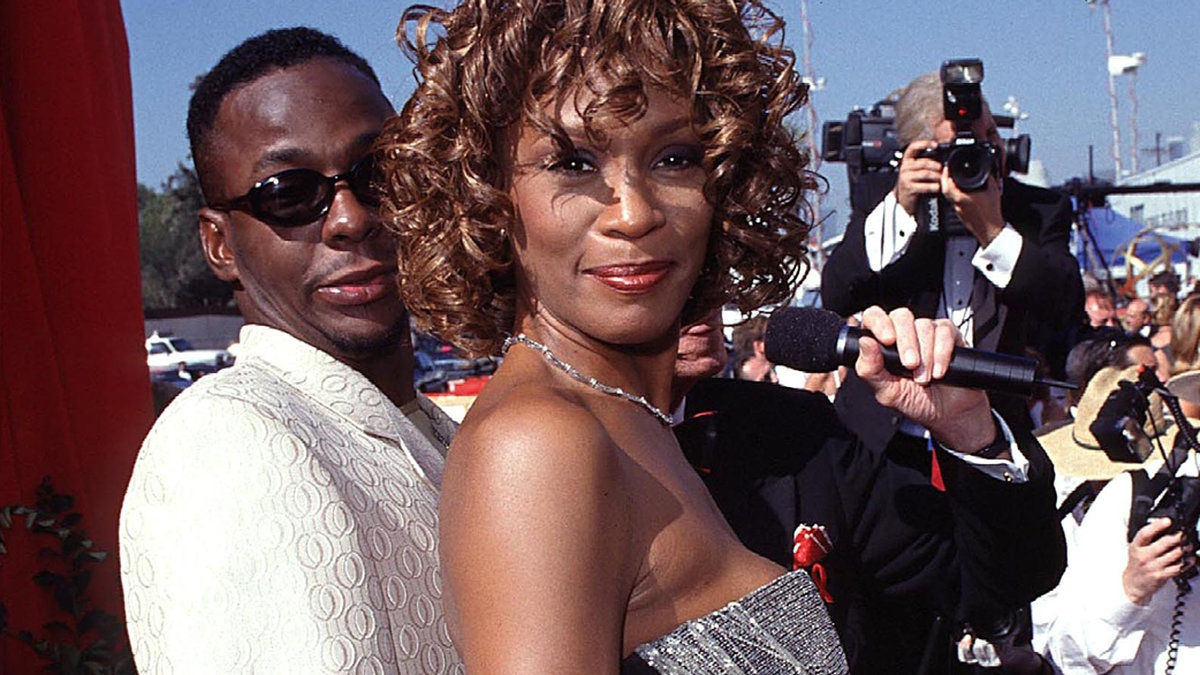 Bobby Brown och Whitney Houston var musikvärldens mest tragiska par. De gifte sig år 1992 och skilde sig år 2006. Deras många prövningar innehöll bland annat alkoholberoende, drogmissbruk, otrohetsanklagelser, en hel del klammeri med rättvisan och hustrumisshandel. 