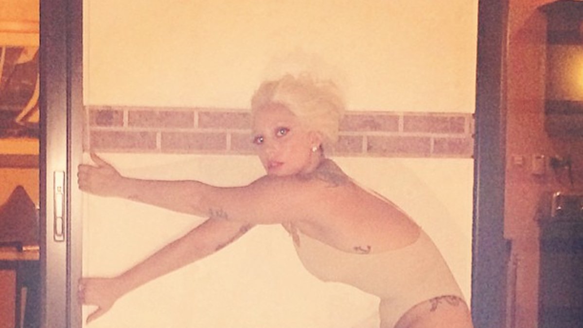 – Bodyrevolution! Var stolt över din kropp vilken storlek du än är. För det är insidan som räknas. Plus, det handlar bara om hur du poserar – fråga supermodellerna, skriver Gaga under bilden där hon poserar i baddräkt. 
