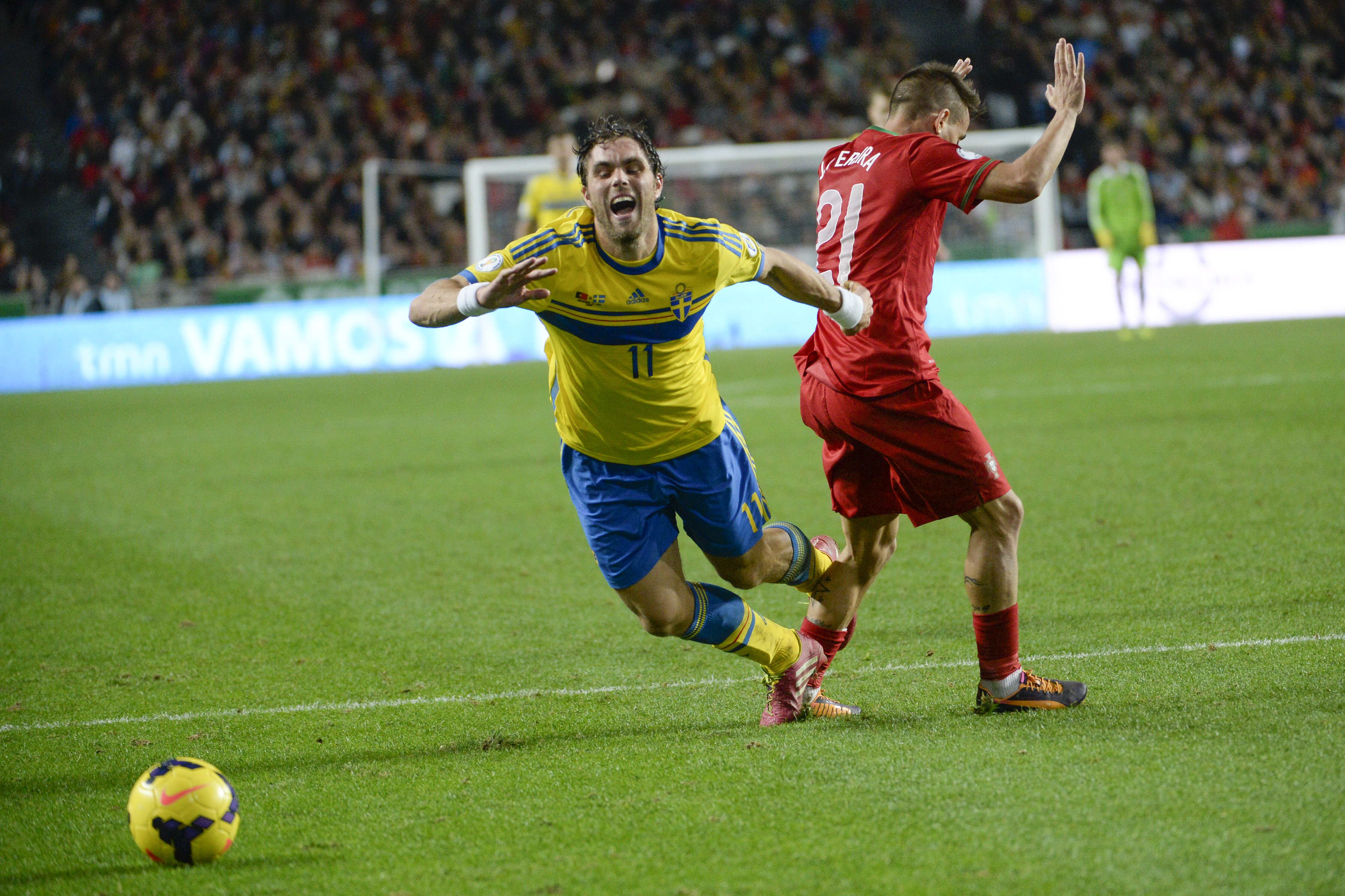 Johan Elmander går i marken i ett försök att ordna en straff. Johan Elmander går i marken i ett försök att ordna en straff.