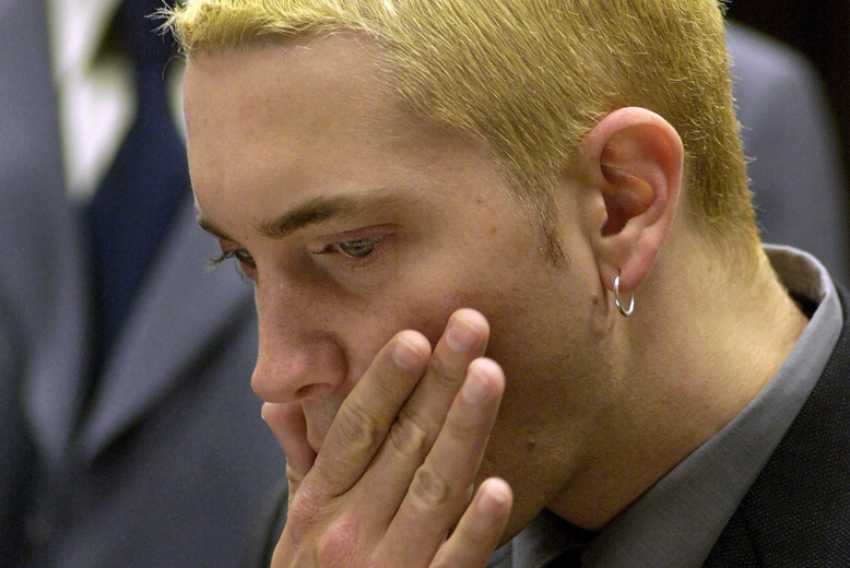 Eminem slog ned en dörrvakt på Hot Rock Cafe efter att denne hade försökt hångla  med Eminems dåvarande fru Kim. Eminem dömdes till två års villkorligt.