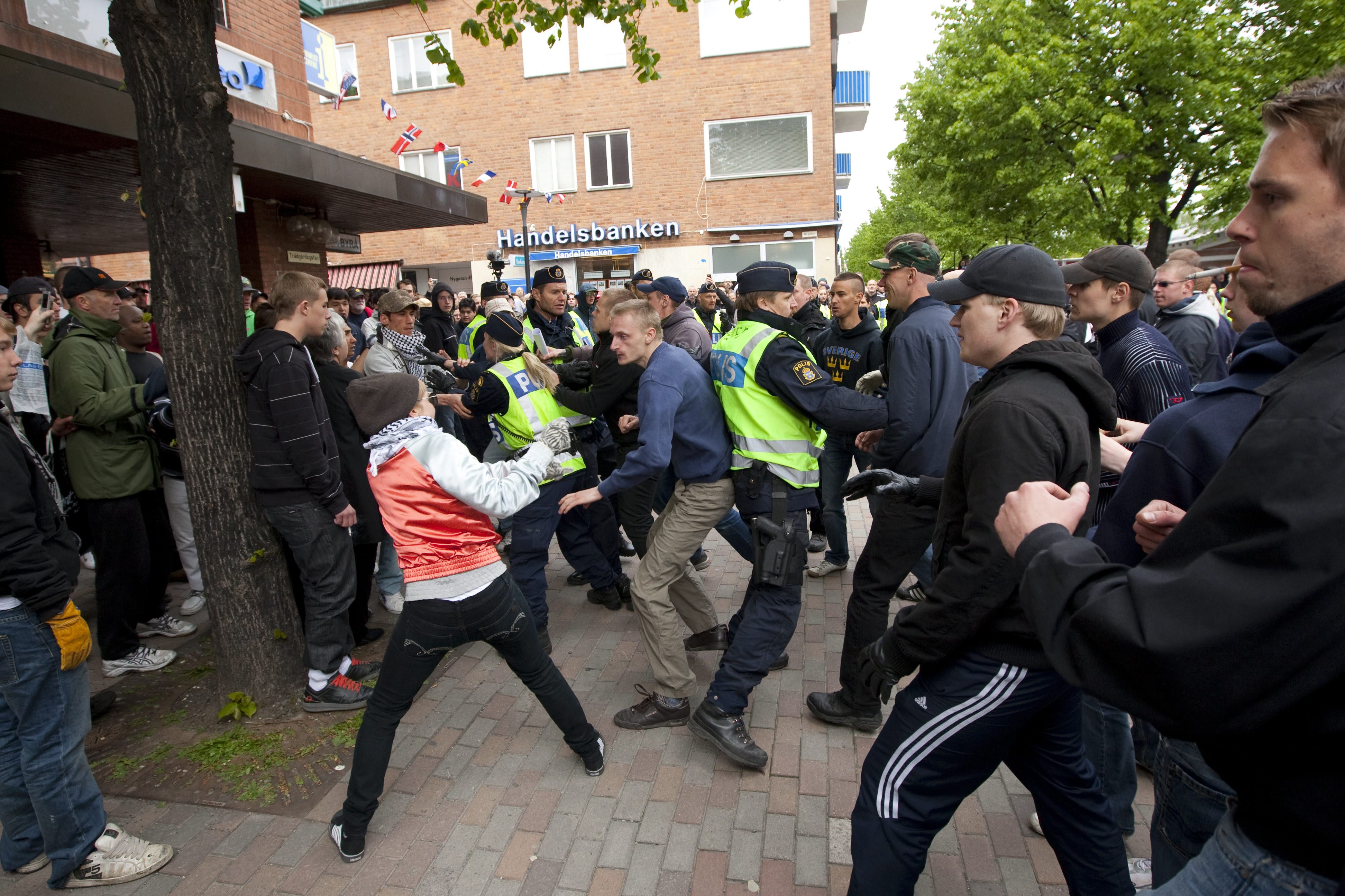 Bråk mellan nazister och motdemonstranter under en SMR-manifestation i Skellefteå.