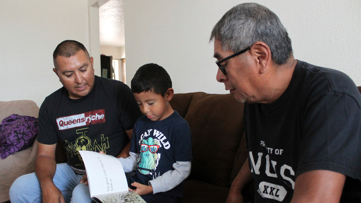 Darryl Madalena är en av dem som engagerat sig i kampen för att få fler ur USA:s ursprungsbefolkning att vilja donera sina organ till transplantationer. Här med sonen Micca Madalena och nära anhörige Myron Ami.