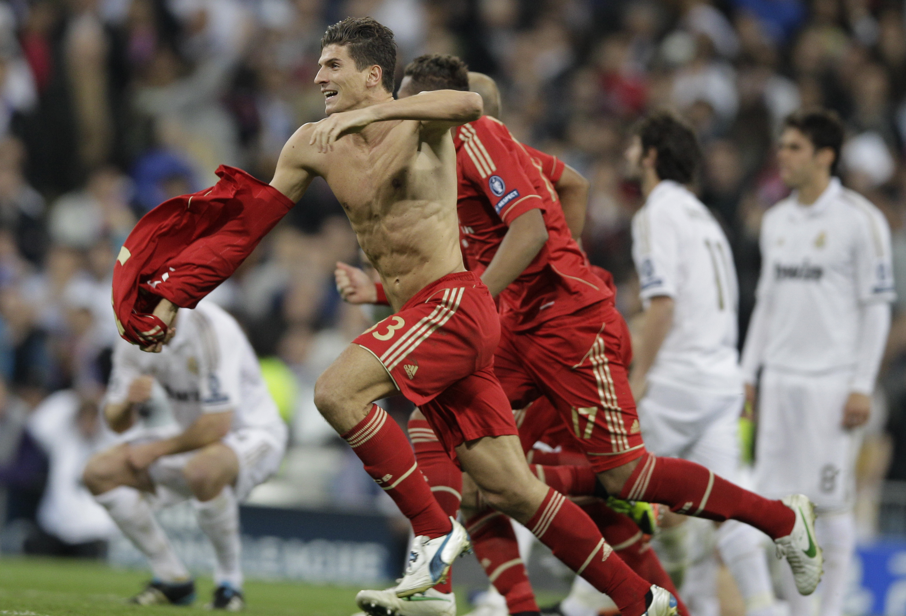 Real föll efter en dramatisk straffläggning på Santiago Bernabeu mot Mario Gomezs Bayern München.