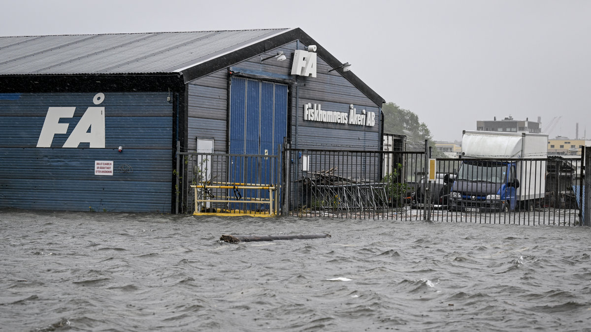 Översvämingar i Fiskhamnen i Göteborg på tisdagen, efter att Göta älv svämmat över.  Stora mängder regn har fallit till följd av ovädret Hans.