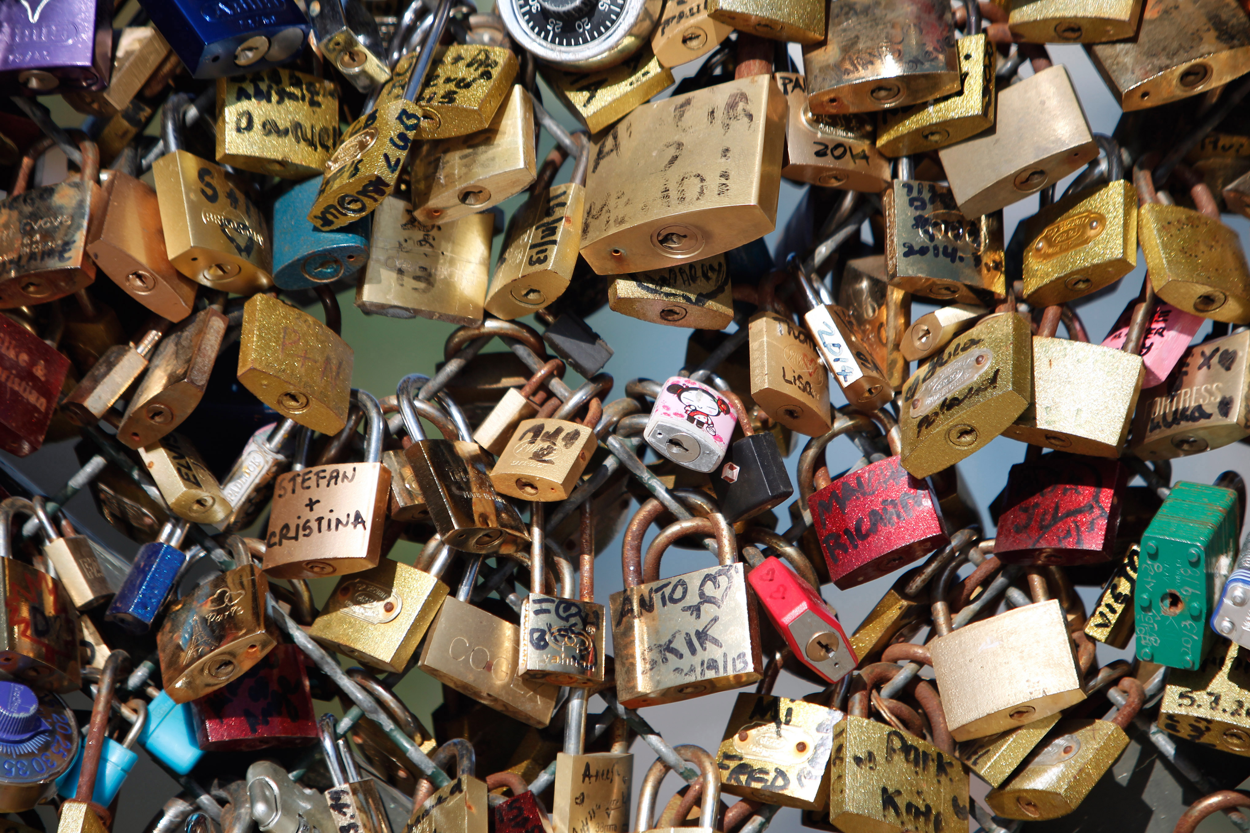 Åk till Paris under hösten och lås fast er kärlek vid Pont des Arts, Passerelle Léopold-Sédar-Senghor Åk till Paris under hösten och lås fast er kärlek vid Pont des Arts, Passerelle Léopold-Sédar-Senghor