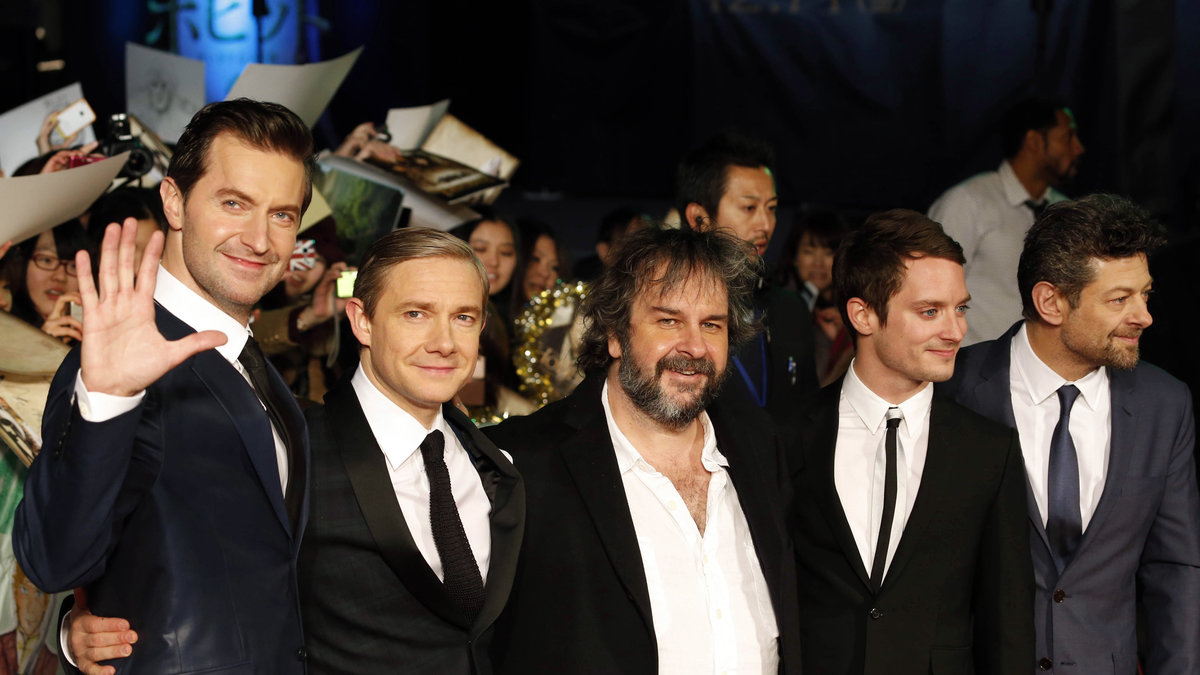 Peter Jackson i mitten och några av stjärnorna från The Hobbit.