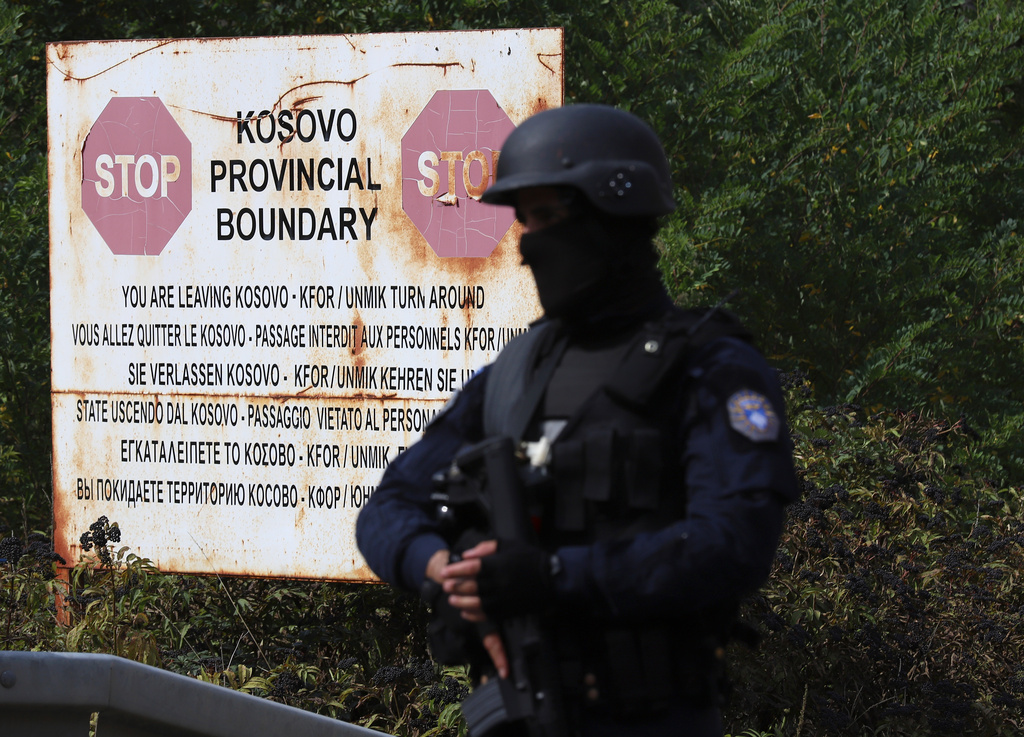 Kosovansk polis vid gränsen mot Serbien. Arkivbild.