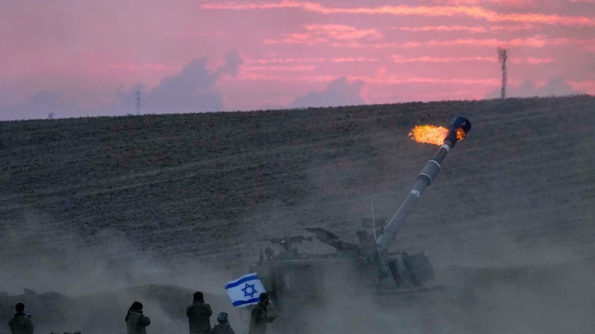 Israeliska soldater öppnar granateld mot Gaza från en stad i söder.