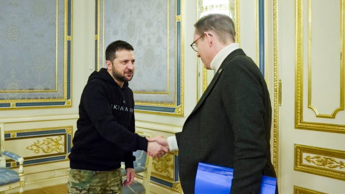 Sveriges utrikesminister Tobias Billström (M) hälsar på Ukrainas president Volodymyr Zelenskyj.