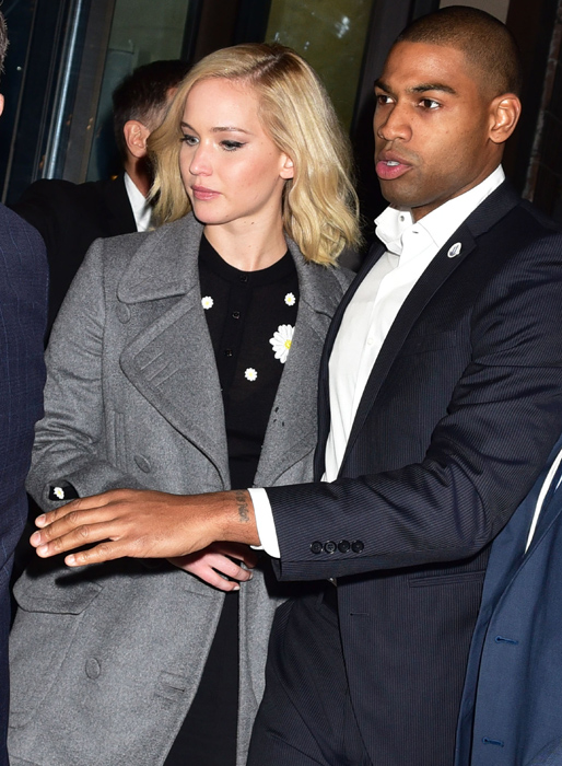 Jennifer Lawrence med sin livvakt tätt inpå i New York. Jennifer Lawrence med sin livvakt tätt inpå i New York.