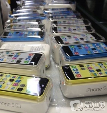Flera smartphones staplade på rad.