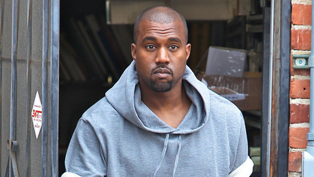 Den nyblivna pappan Kanye West är ute och shoppar möbler i Beverly Hills. 