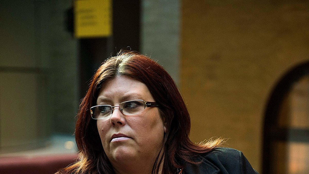 Carina Höglund, mamma till ett av Eklunds offer, tipsade Kronofogden som tog pengarna.
