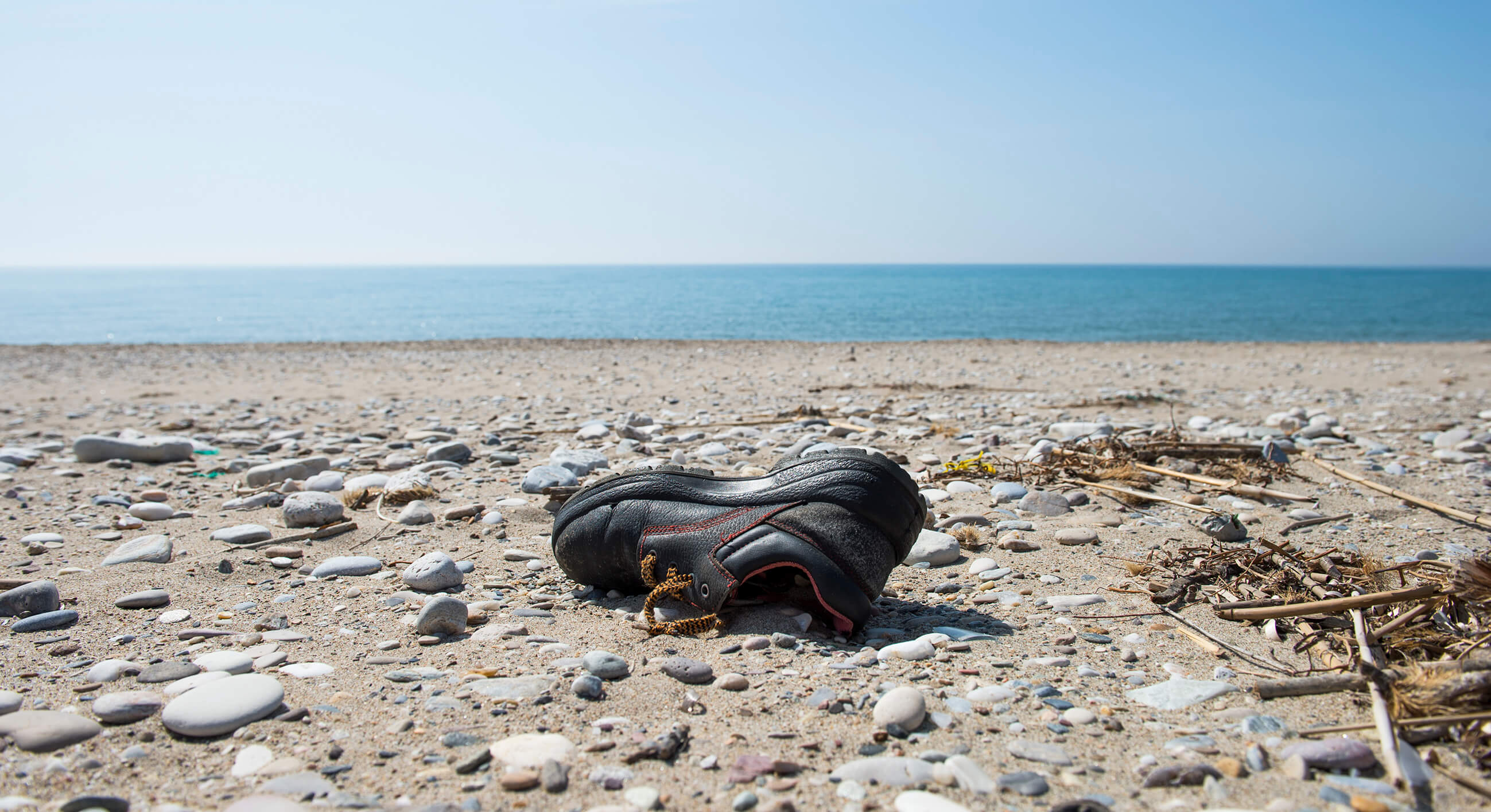 En flyktings kvarvarande sko på dne grekiska ön Samos. Hit flyr nästan 2000 flyktingar om dagen.