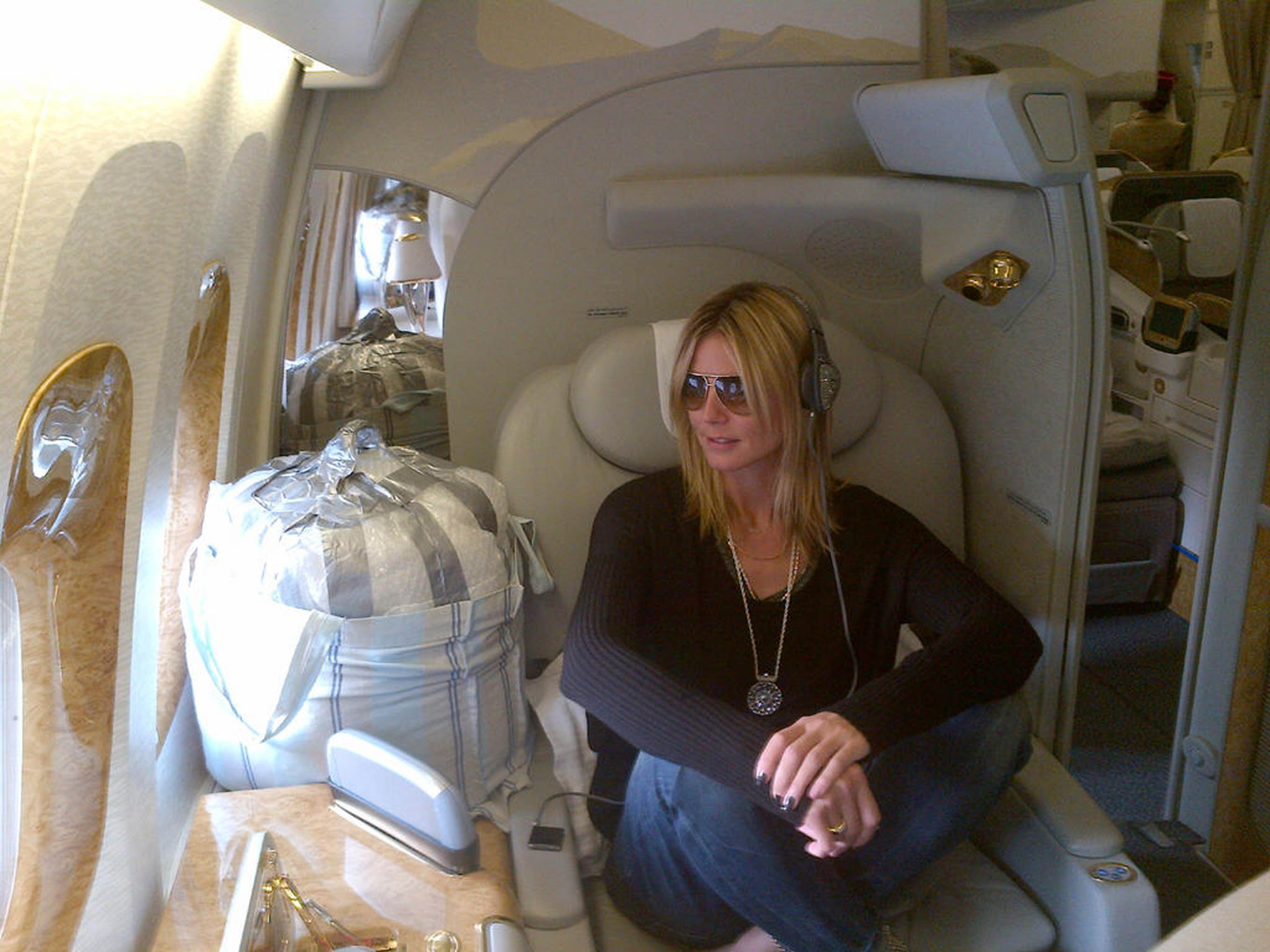 Heidi Klum på flyget. Heidi Klum på flyget.