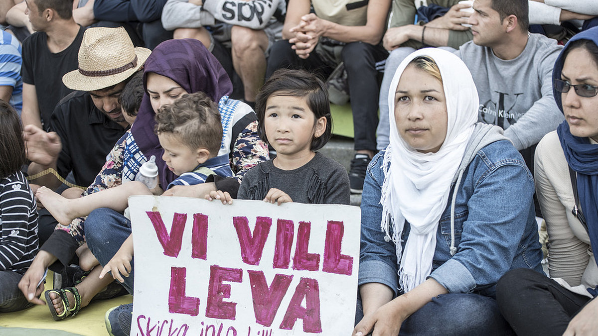 "Alla ungdomar i hela Sverige är välkomna att sitta med, så kan strejken fortsätta växa. Nu i hela landet, imorgon i hela världen"