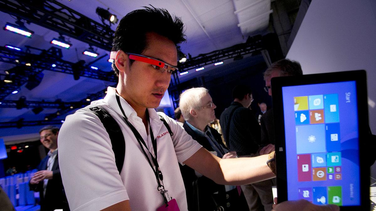 Vincent Nguyen, chefredaktör på SlashGear, bär Google Glass medan han testar Microsofts nya surfplatta.