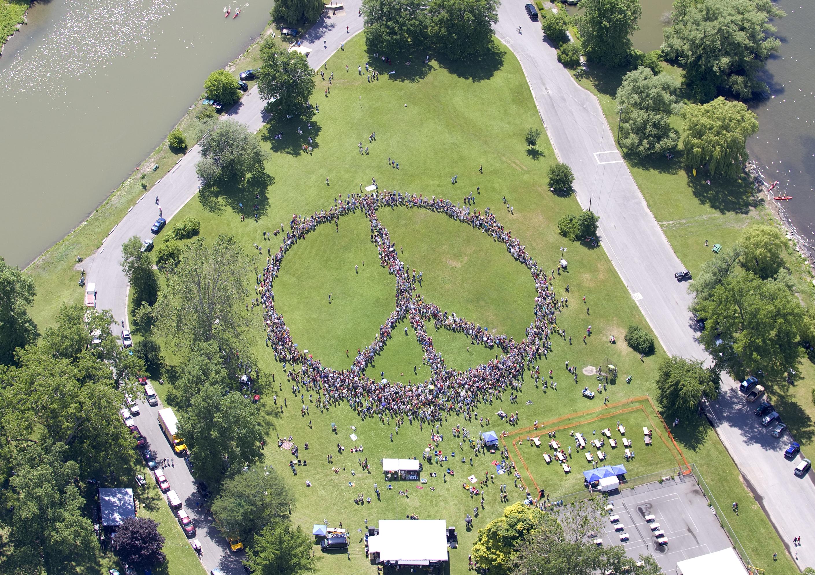 5 814 människor skapade ett peacemärke 2008, på festivalen i Ithaca, USA.