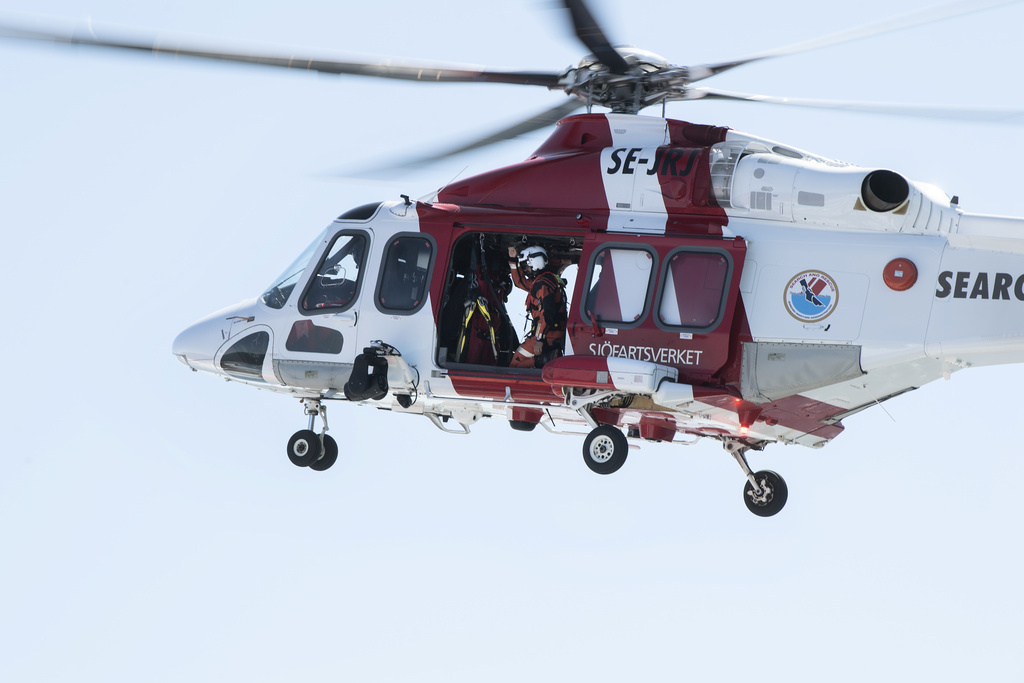 Två personer bärgades med helikopter. Arkivbild.