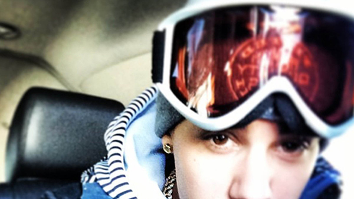 Justin Bieber har haft en kaosartad vecka men nu kopplar han av med lite vintersport. 